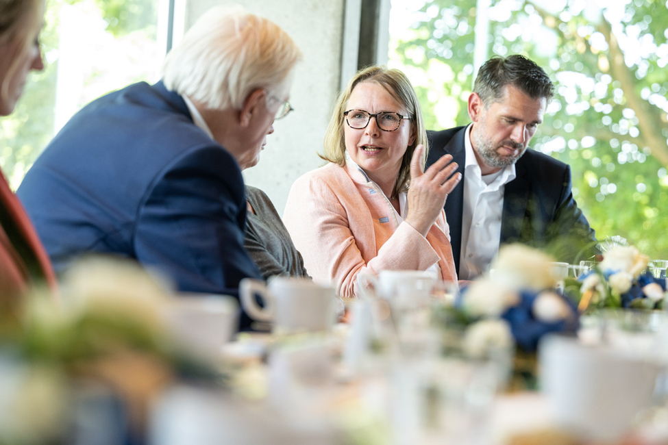Bundespräsident Steinmeier diskutiert mit Bürgerinnen und Bürgern an der "Kaffeetafel kontrovers"